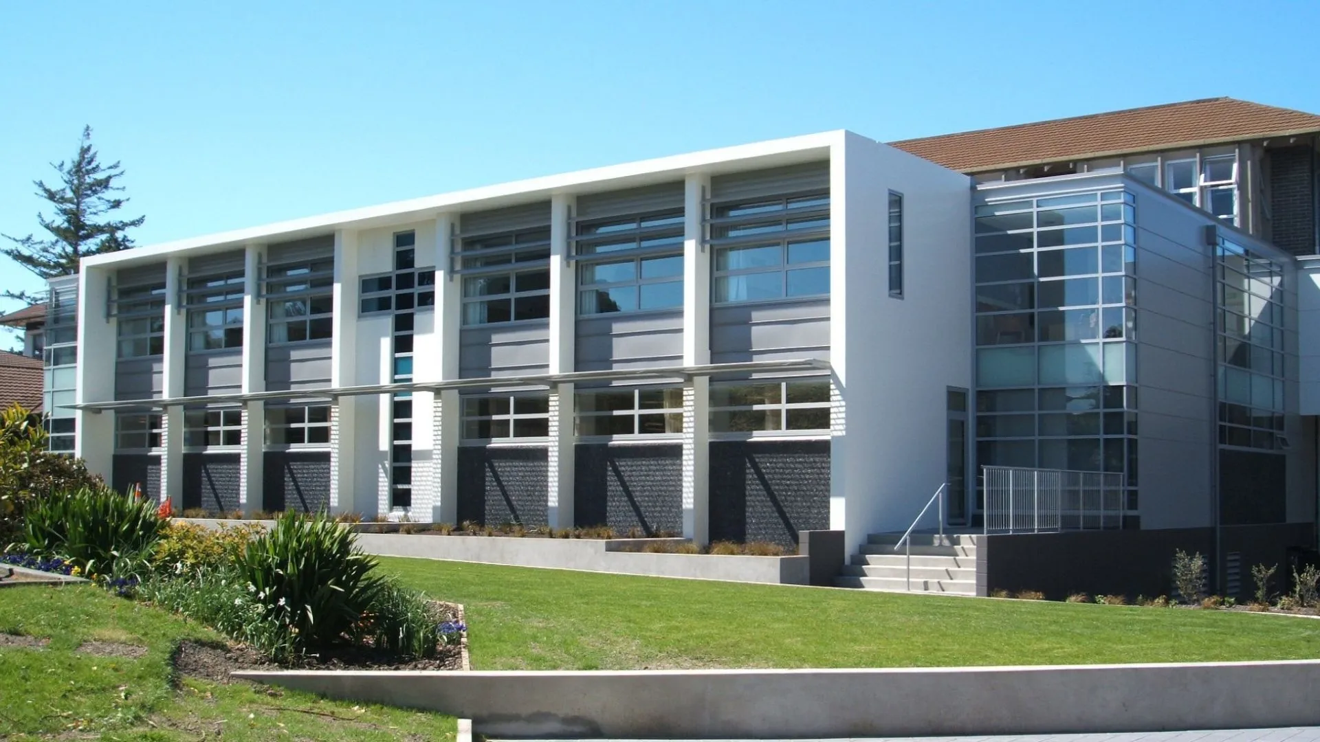 Mercy Hospital Dunedin - Modern building with glass windows